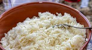 Uma porção de arroz branco tem quase o mesmo efeito que comer açúcar puro, indica Harvard