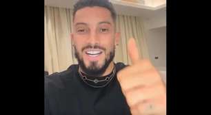 Reforço do Botafogo, Alex Telles paga dívida com Neymar antes de embarcar para o Brasil