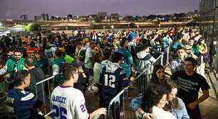 Fãs aproveitam momento de quarterback e fazem filas por fotos em passagem da NFL pelo Brasil