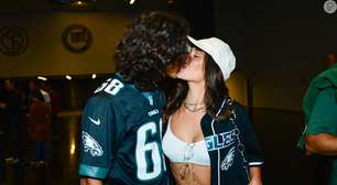 Vanessa Lopes e Lucas Mamede, Sasha Meneghel e João Lucas e mais: casais se beijam muito em jogo da NFL. Fotos!