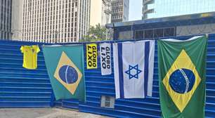 Ambulantes vendem bandeiras do Brasil e bonés de Pablo Marçal em ato bolsonarista na Avenida Paulista