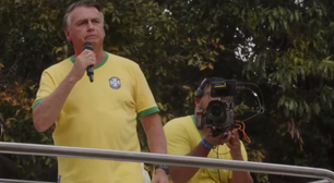 Bolsonaro se irrita em discurso e pede que PM 'arranque cabo da bateria' de carro