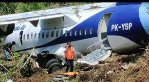 Avião fica danificado após escapar da pista em tentativa de decolagem na Indonésia