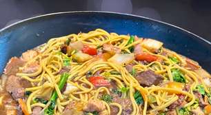 Yakisoba de carne e frango com sobras do churrasco, fácil