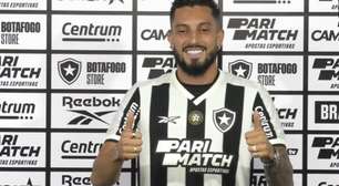 Alex Telles é apresentado no Botafogo: 'Quis voltar ao Brasil para um bom projeto'