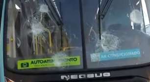 Após morte de mulher, suspeitos atacam ônibus e bloqueiam avenida com barricadas em Fortaleza