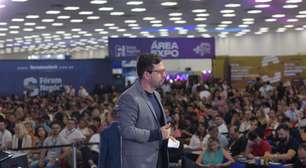 Jean Valério, CEO do Fórum Negócios, autografa na 27ª Bienal