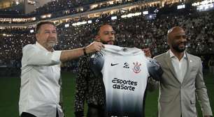 Depay é apresentado aos torcedores do Corinthians e recebe a camisa 94