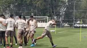 Depay passa por "corredor polonês" em primeiro treino pelo Timão