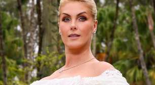 Ana Hickmann usa vestido com mais de 100 mil pérolas em noivado com Edu Guedes