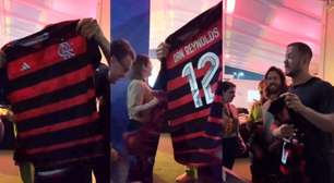 Vocalista do Imagine Dragons ganha camisa do Flamengo e 'descobre' curiosidade; veja vídeo