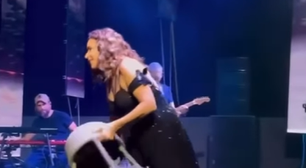 Daniela Mercury arremessa banco durante show e recebe críticas de empresária