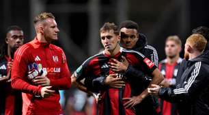 Fulham usa vermelho e preto e menciona Flamengo em jogo da Copa da Liga