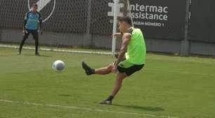 De esquerda, Coutinho anota golaços em treino do Vasco