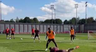 Müller leva tombo em treino do Bayern, e vídeo com reações de companheiros viraliza