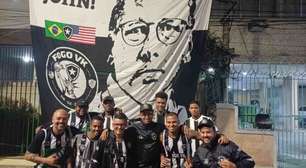 Torcedores do Botafogo lançam bandeira em homenagem a Textor