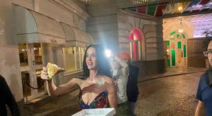 Atração do Rock in Rio, Katy Perry distribui pizza para fãs na porta do Copacabana Palace