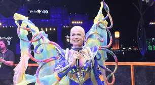 Xuxa faz show de rainha em palco pequeno