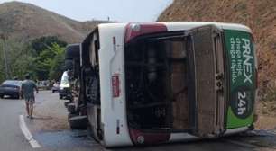 Ônibus com time de futebol americano sofre acidente e três pessoas morrem