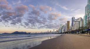 Faixa de areia da Praia Central é reduzida por calçadão em Balneário Camboriú