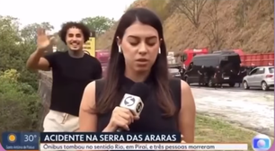 MC Livinho 'invade' reportagem ao vivo sobre acidente grave e faz dancinha; veja