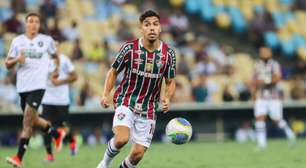 Volante do Fluminense deixa Maracanã de ambulância