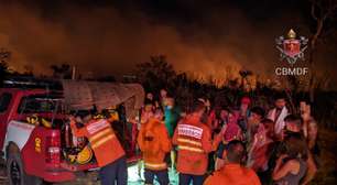 Banhistas ficam presos em cachoeira por causa de incêndio florestal no DF