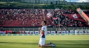 Carpini abre o jogo sobre a situação de Osvaldo, que foi homenageado pela torcida do Vitória