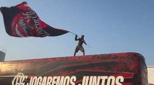 AeroFla: torcida do Flamengo apoia o time em busca da virada no Uruguai