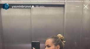 Yasmin Brunet exibe barriga sequinha ao usar look despojado em selfie no espelho