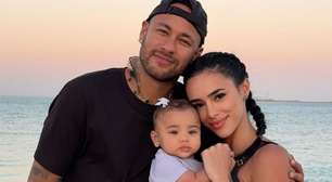 Família feliz! Neymar e Bruna Biancardi posam na piscina em viagem para Dubai e maiô fofíssimo de Mavie rouba a cena. Fotos!