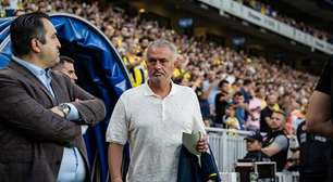 José Mourinho usa laptop em protesto contra o VAR no Campeonato Turco