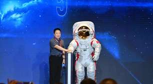 China revela novo traje espacial para missão tripulada à Lua até 2030