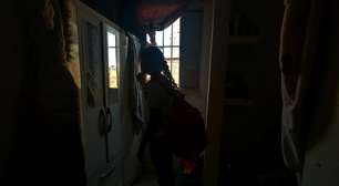 Ela tem 11 anos, está no 5º ano e se frustra por não saber ler e escrever: 'Só copio'