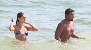 Que casal! Sophie Charlotte e Xamã curtem praia no Rio de Janeiro em clima íntimo e com direito a beijo caloroso. Veja fotos