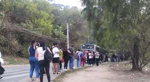 "Vai enchendo e derramando igual copo de chope", diz passageiro de ônibus em SP