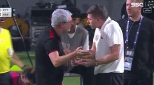 Odair Hellmann e Steven Gerrard discutem em jogo pelo Saudita