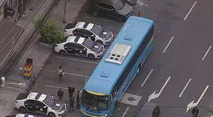 Criminosos sequestram ônibus e agridem passageiros na zona norte do Rio