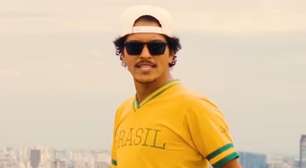 Bruninho is back! Bruno Mars come coxinha e dança com cachaça em São Paulo