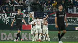 Alemão: Augsburg vence Mönchengladbach e se afasta da zona de rebaixamento