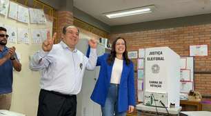 Candidata à prefeitura de Porto Alegre pelo PDT, Juliana Brizola, votou na Zona Norte da capital, acompanhada de seu vice