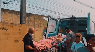 Mesmo sem obrigação de votar, idosa de 72 anos chega de ambulância e maca em escola de Rondônia