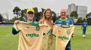 Leila presenteia Dorival com camisa do Palmeiras e diz que CT está 'de portas abertas' à Seleção