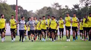 Flamengo realiza treino tático sob olhar de Filipe Luís