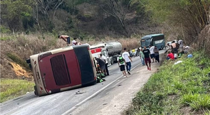 Ônibus com mais de 50 estudantes e monitores tomba e deixa feridos na BR-418, em MG