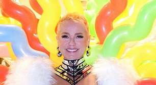 Look de Xuxa em show no intervalo do 'Futebol da Esperança' causa polêmica: 'Muito vulgar'