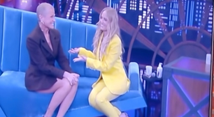 Xuxa de blazer e Angélica de amarelo na estreia do 'Lady Night'