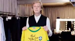 Paul McCartney recebe camisa da Seleção autografada por Pelé