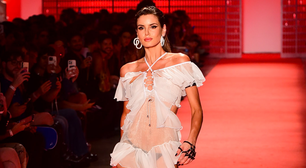 SPFW: Camila Queiroz exala sensualidade com Klebber na plateia