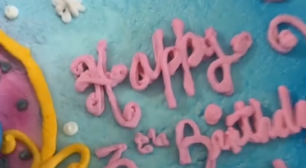 Mãe se diverte com erro gramatical no bolo de aniversário da filha nos Estados Unidos